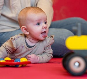 Lille barn på maven